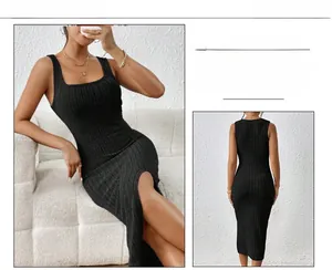 Vue détaillée de la robe maxi sans manches en maille côtelée noire avec fente latérale haute