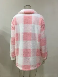 Detailansicht der Rückseite einer rosa-weiß karierten Sherpa-Jacke mit weicher Fleece-Textur
