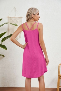 Gros plan sur la broderie anglaise rose fuchsia de la robe d'été dos nu