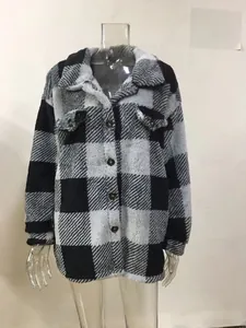 Detail der schwarz-weiß karierten Fleecejacke mit Taschen und durchgehender Knopfleiste