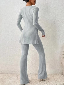Ensemble 2 pièces en maille côtelée grise avec haut fendu et pantalon évasé pour femme