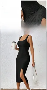 Détail de robe noire en maille côtelée montrant le tissu et la fente latérale haute