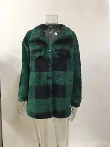 Detail der grün-schwarz karierten Fleecejacke aus Teddystoff mit Brusttaschen