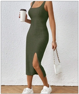 Détail de la robe longue côtelée sans manches vert olive foncé avec fente latérale et col U