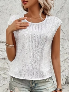 Dettaglio di paillettes bianche scintillanti su top girocollo da donna party