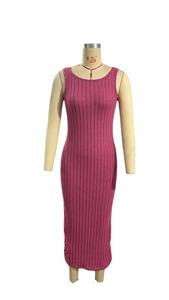 Détail de la texture en maille côtelée rose d'une robe longue sans manches et dos nu