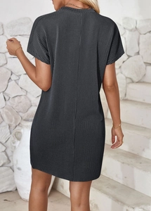 Vue arrière d'une robe noire à manches courtes en maille avec texture côtelée verticale
