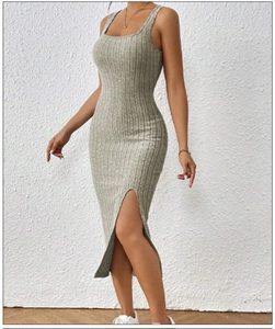 Détail de robe longue tricotée vert olive montrant la fente latérale et la texture
