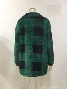 Detailansicht der Rückseite der grün-schwarzen Karo-Sherpa-Jacke mit weicher Plüschtextur
