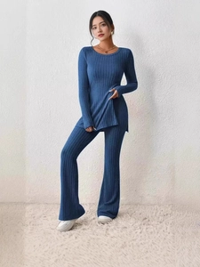 Ensemble chic deux pièces en maille côtelée bleu foncé avec haut manches longues et pantalon