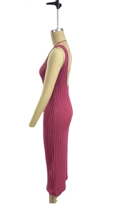 Détail d'une robe longue sans manches fuchsia en maille côtelée avec coupe moulante chic