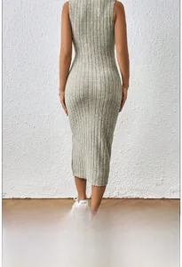 Robe midi sans manches en maille côtelée ajustée montrant la vue de dos en vert grisâtre