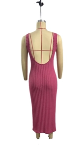 Détail de la texture en maille côtelée rose fuchsia sur la robe midi dos nu