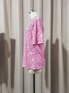 Detail of pink sequins hand-sewn on the short sleeve round neck casual T-shirt