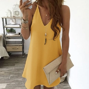 Elegant yellow V-neck chiffon dress with sleeveless design and flowing loose silhouette