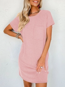Robe rose à manches courtes avec texture côtelée verticale et poche poitrine pour l'été