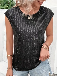 Dettaglio del top nero con paillettes che mostra la trama luccicante e lo scollo rotondo