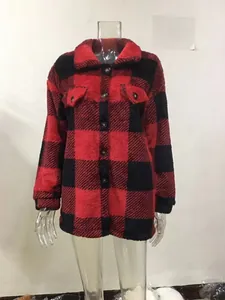 Nahaufnahme der rot-schwarzen Karo-Fleecejacke mit Brusttaschen und Knopfverschluss
