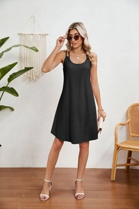 Détail d'une robe trapèze noire sans manches avec un motif texturé gaufré en losange