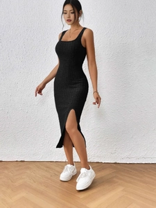 Robe midi noire sans manches en maille côtelée avec col carré et fente latérale