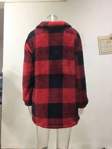 Detailaufnahme der rot-schwarzen Buffalo-Karo-Fleecejacke mit warmer Textur