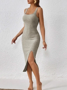 Robe midi moulante grise en maille côtelée sans manches avec fente latérale et col carré