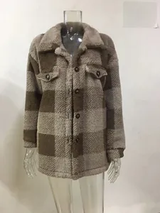 Detail der karierten Teddy-Jacke mit braunem Karomuster und praktischen Brusttaschen