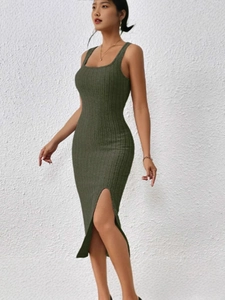 Robe en tricot vert foncé sans manches coupe ajustée avec col carré et fente latérale