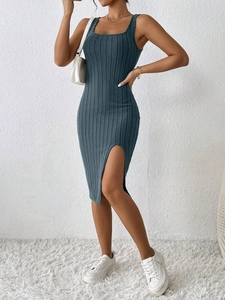 Robe midi moulante bleu gris sans manches avec col carré et fente latérale