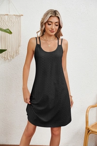 Détail d'une mini robe noire sans manches avec doubles bretelles et textures géométriques