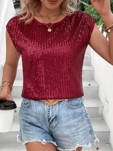 Dettaglio del top senza maniche bordeaux con paillettes scintillanti e scollo rotondo