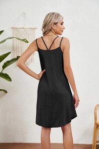 Détail des bretelles croisées et texture géométrique sur cette robe noire sans manches