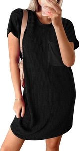 Détail d'une robe T-shirt en maille noire avec texture côtelée et poche sur la poitrine