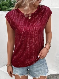 Dettaglio del top con paillettes rosso vino che mostra il tessuto lucido e lo scollo