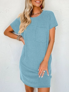 Détail de la robe bleu clair à manches courtes avec texture côtelée et poche poitrine