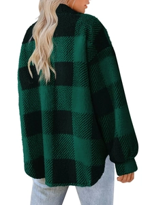 Rückansicht der Oversize-Fleecejacke für Damen mit grünem Karo-Muster und Plüsch-Textur