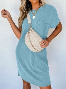 Détail d'une robe en maille côtelée bleu clair avec manches courtes et poche poitrine