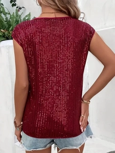 Dettaglio del top senza maniche con paillettes bordeaux e motivi verticali lucidi