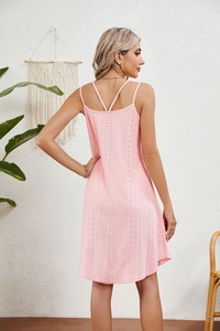 Vue détaillée du dos d'une robe d'été rose avec broderie anglaise et bretelles