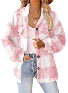 Detail der rosa karierten Fleecejacke mit Knöpfen und weicher Teddy-Textur
