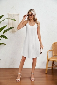 Détail de la robe trapèze blanche présentant une broderie anglaise délicate et un motif ajouré
