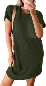 Détail de la robe vert olive en maille côtelée à manches courtes avec poche poitrine