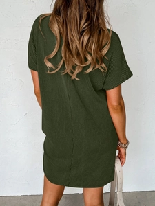 Vue arrière d'une robe en maille côtelée vert foncé montrant la texture et la silhouette