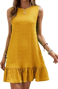 Détail de la robe sans manches jaune montrant la texture froncée et l'ourlet à volants