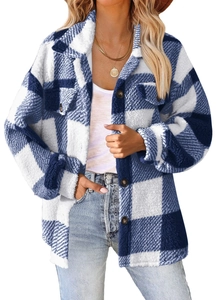 Detail der blau-weiß karierten Fleecejacke mit Brusttaschen und dunklen Knöpfen für Damen