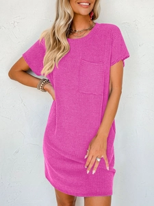 Détail de la robe t-shirt rose en maille côtelée avec poche poitrine carrée et col rond