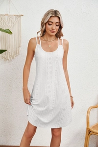 Détail de la broderie anglaise en coton blanc sur une robe d'été trapèze sans manches