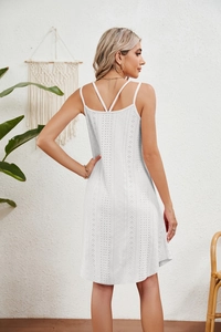 Détail de la robe blanche avec broderie anglaise et fines bretelles croisées au dos