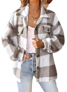 Detailansicht der braun-weiß karierten Hemdjacke mit weichem Lammfell-Finish und Brusttaschen