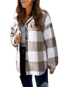 Nahaufnahme der weichen Plaid-Fleece-Textur und des Knopfverschlusses der Damenjacke